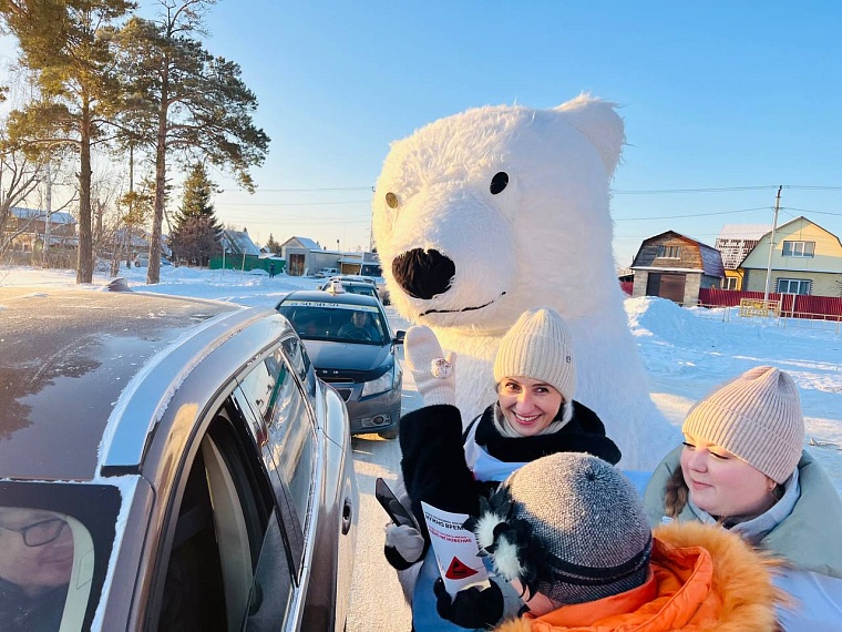 Для обеспечения безопасности на переездах тюменские железнодорожники привлекли белого медведя