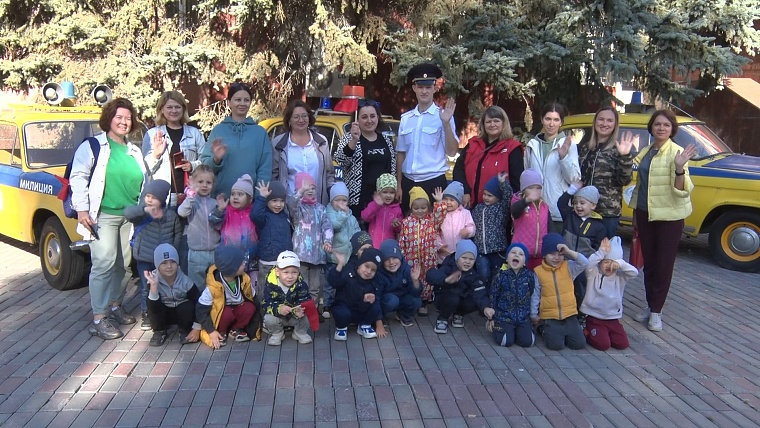 В Тюменской области дошколят и их родителей учат правильно переходить через дорогу