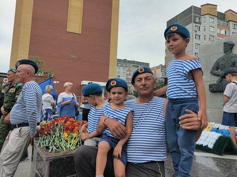 Никто, кроме нас. В Тюмени прошла торжественная программа в честь дня ВДВ