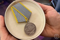 Семье тюменского красноармейца передадут медаль, найденную на полях сражений в Карелии