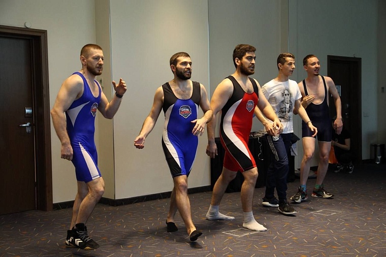 Гипноз, песни и один цветок на двоих: «Борцы» из Сургута выступят на «Встрече выпускников КВН»