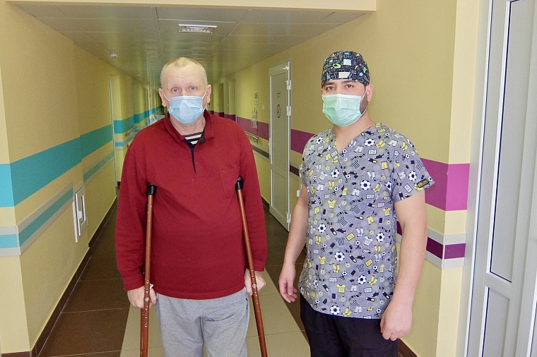 Тобольские травматологи собрали из осколков колено своему коллеге из Вагая