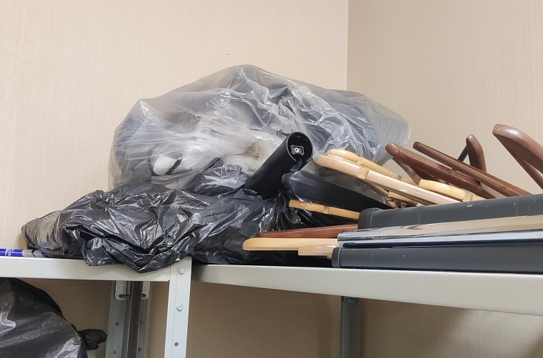 В черном пакете уже пятый месяц лежит забытый телевизор