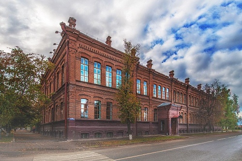 Краснокирпичное административное здание ТюмГУ сносить никто не собирается