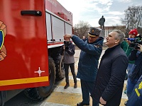 Министр МЧС России передал тюменским пожарным крупную партию специальной техники