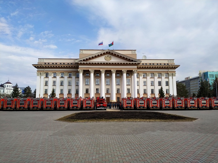 Министр МЧС России передал тюменским пожарным крупную партию специальной техники