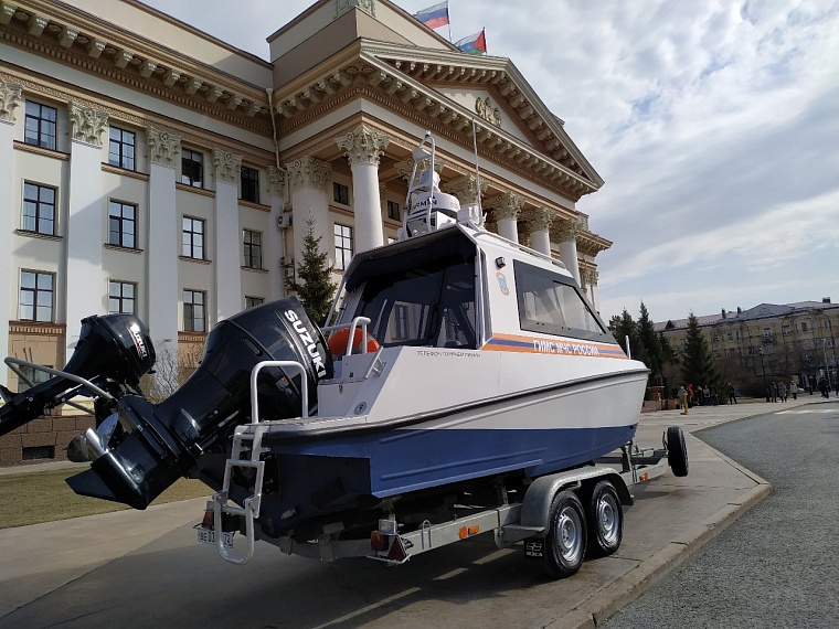 Министр МЧС России передал тюменским пожарным крупную партию специальной техники