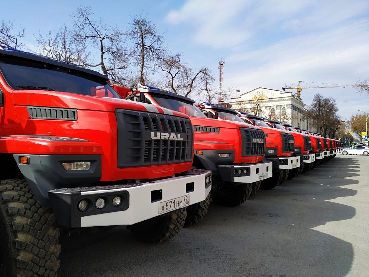 Министр МЧС России передал тюменским пожарным крупную партию специальной техники