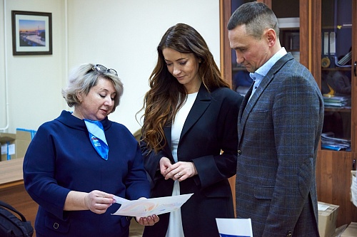 Тюменцы приносят посылки для бойцов к моменту открытия пунктов сбора