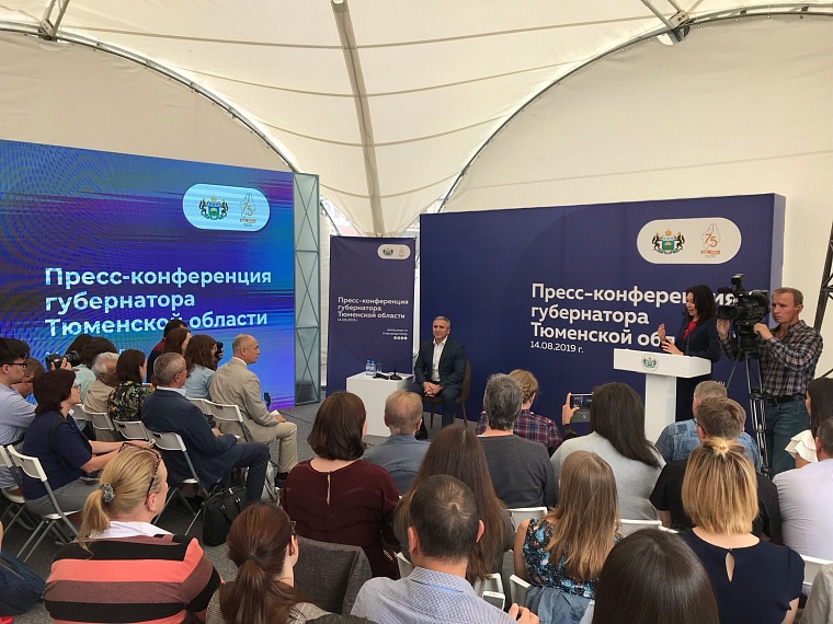 Александр Моор проводит пресс-конференцию в шатре