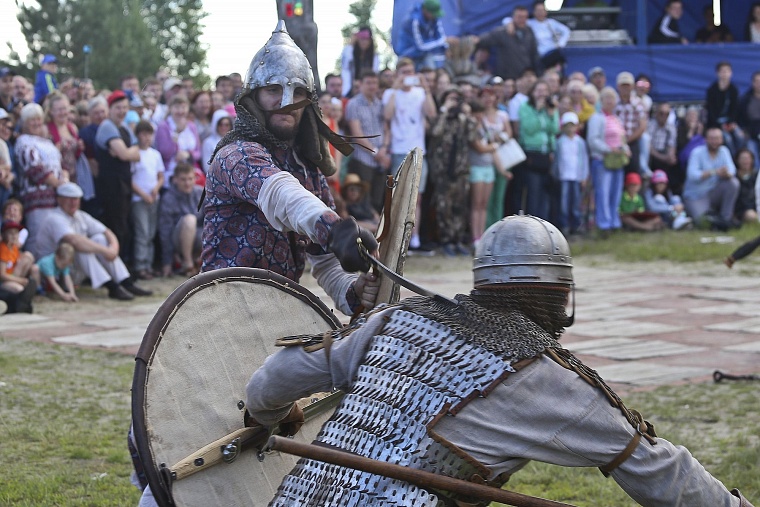 На «Абалакском поле» воссоздали древний погребальный обряд
