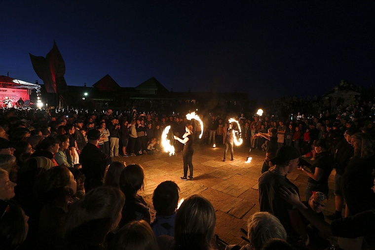 На «Абалакском поле» воссоздали древний погребальный обряд
