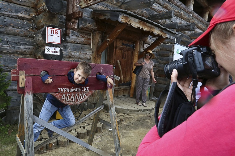 На «Абалакском поле» воссоздали древний погребальный обряд