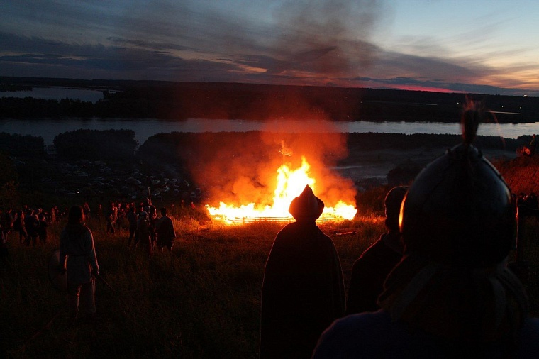 На «Абалакском поле» воссоздали древний погребальный обряд