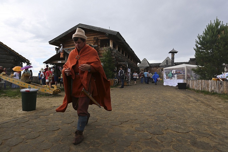 На «Абалакском поле» воссоздали древний погребальный обряд