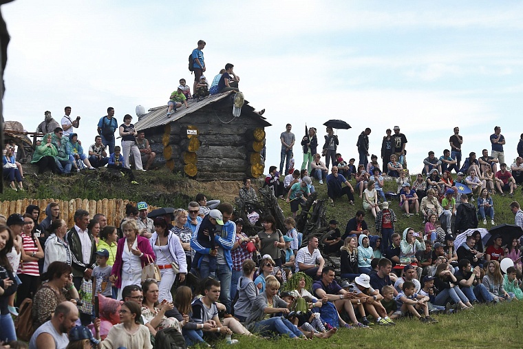 На «Абалакском поле» воссоздали древний погребальный обряд