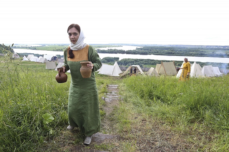 На «Абалакском поле» воссоздали древний погребальный обряд