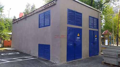 В большом дворе в районе Червишевского тракта в Тюмени обновили трансформаторную подстанцию