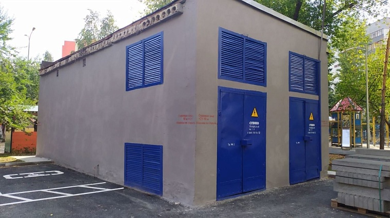 В большом дворе в районе Червишевского тракта в Тюмени обновили трансформаторную подстанцию