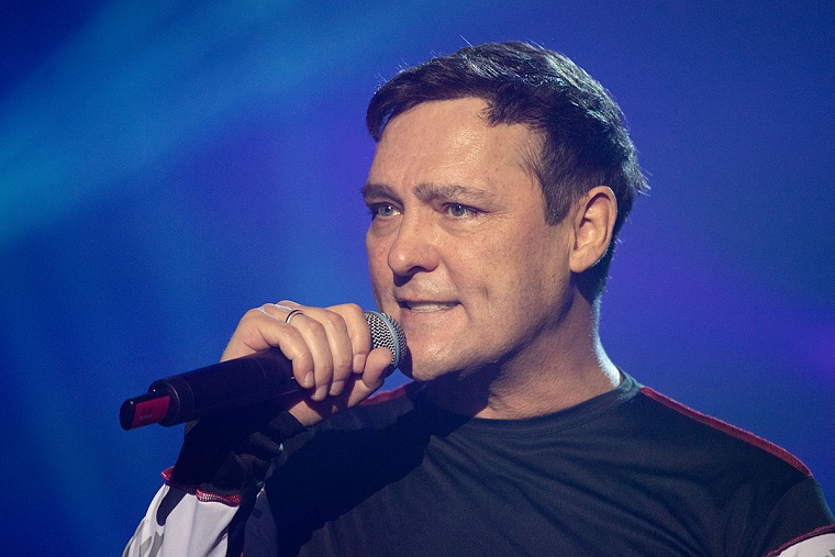 В Москве поклонники с белыми розами прощаются с Юрой Шатуновым