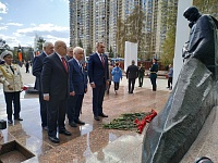 Тюменцы возложили цветы к мемориалам Великой Отечественной войны
