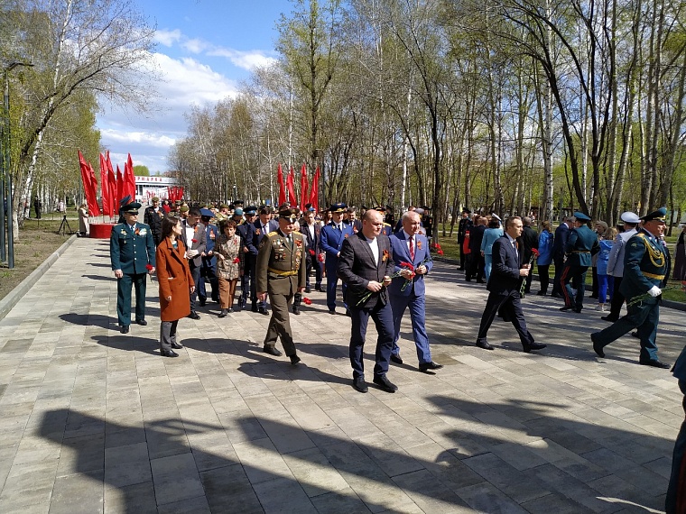 Тюменцы возложили цветы к мемориалам Великой Отечественной войны