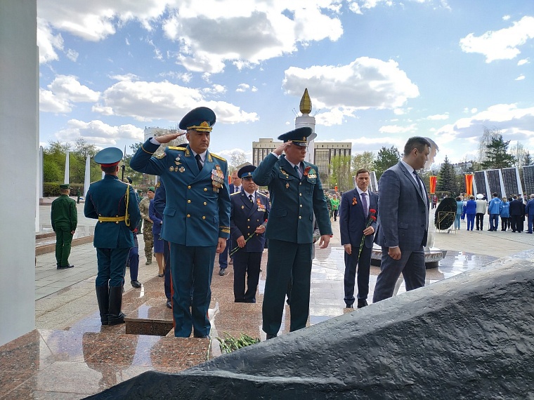 Тюменцы возложили цветы к мемориалам Великой Отечественной войны