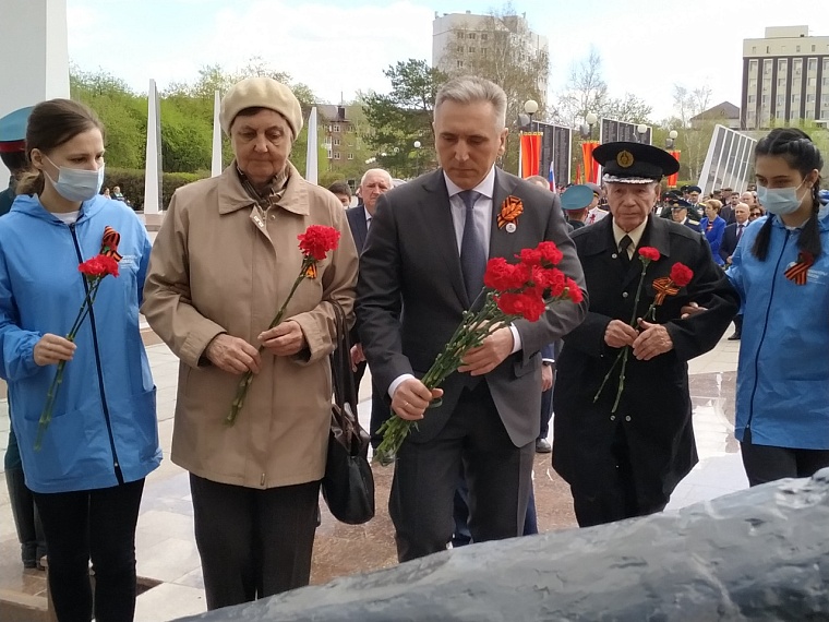 Тюменцы возложили цветы к мемориалам Великой Отечественной войны