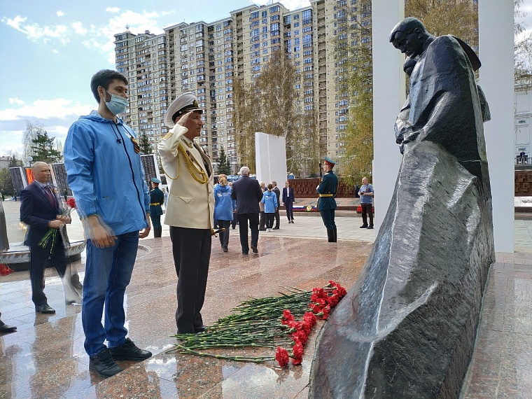 Тюменцы возложили цветы к мемориалам Великой Отечественной войны