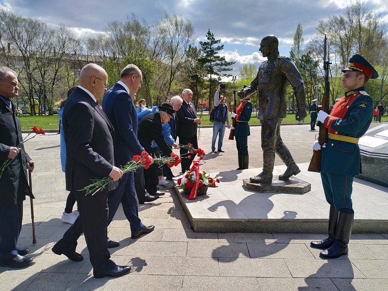 Тюменцы возложили цветы к мемориалам Великой Отечественной войны