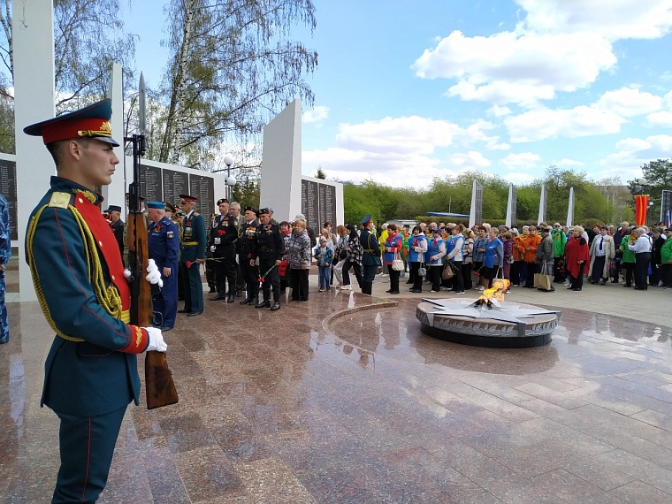 Тюменцы возложили цветы к мемориалам Великой Отечественной войны
