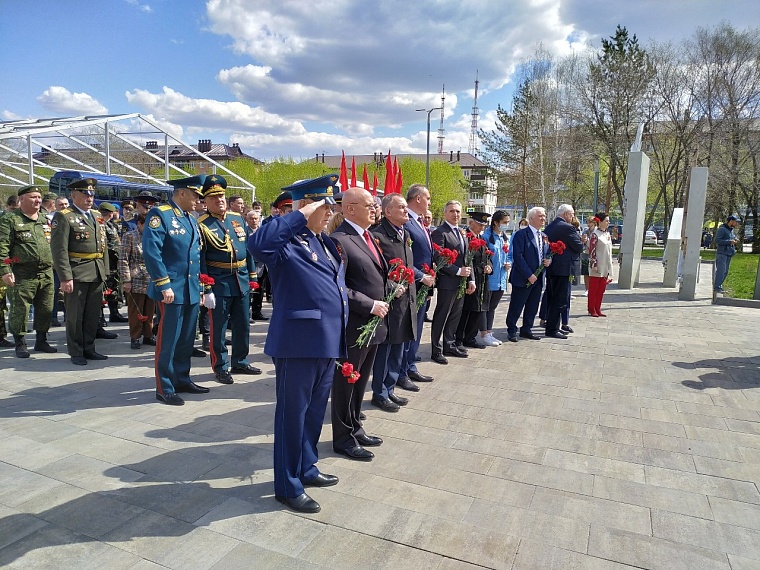 Тюменцы возложили цветы к мемориалам Великой Отечественной войны