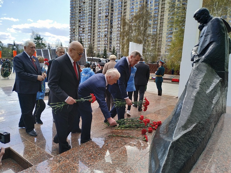 Тюменцы возложили цветы к мемориалам Великой Отечественной войны