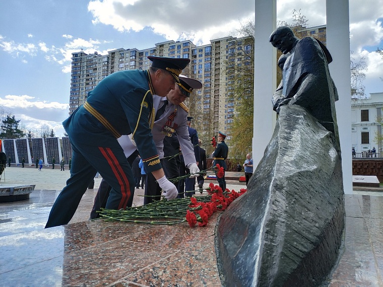 Тюменцы возложили цветы к мемориалам Великой Отечественной войны