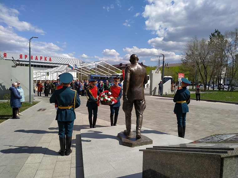 Тюменцы возложили цветы к мемориалам Великой Отечественной войны