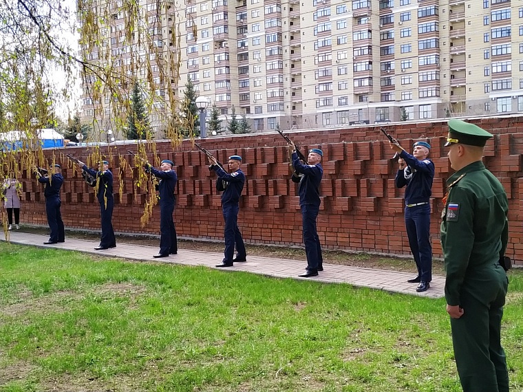 Тюменцы возложили цветы к мемориалам Великой Отечественной войны