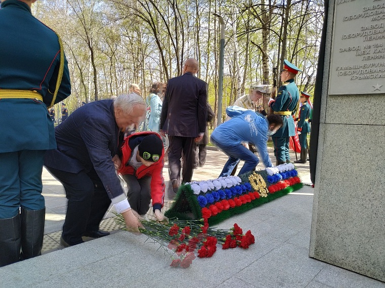 Тюменцы возложили цветы к мемориалам Великой Отечественной войны