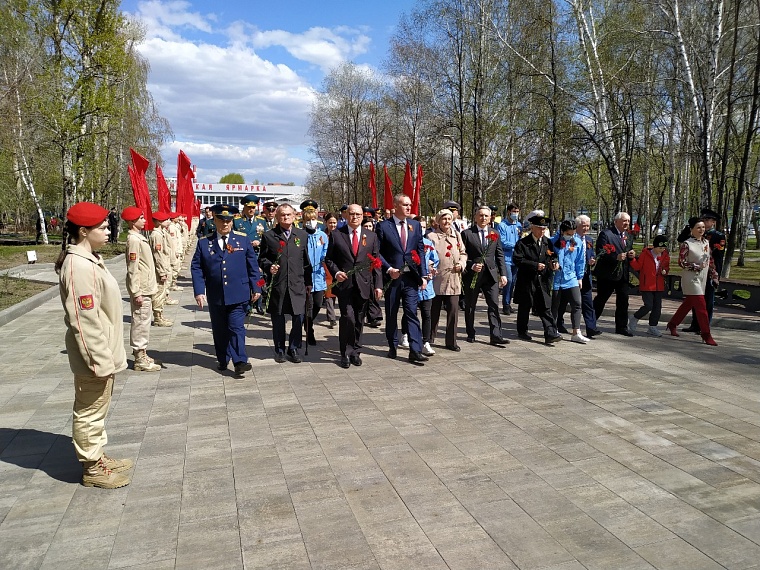 Тюменцы возложили цветы к мемориалам Великой Отечественной войны