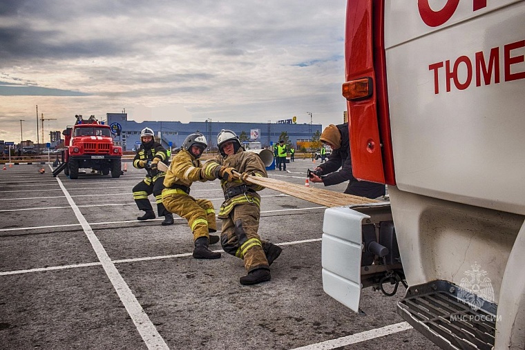 Выступления парашютистов, интерактивы и фаер-шоу: в Тобольске пройдут зрелищные соревнования пожарных