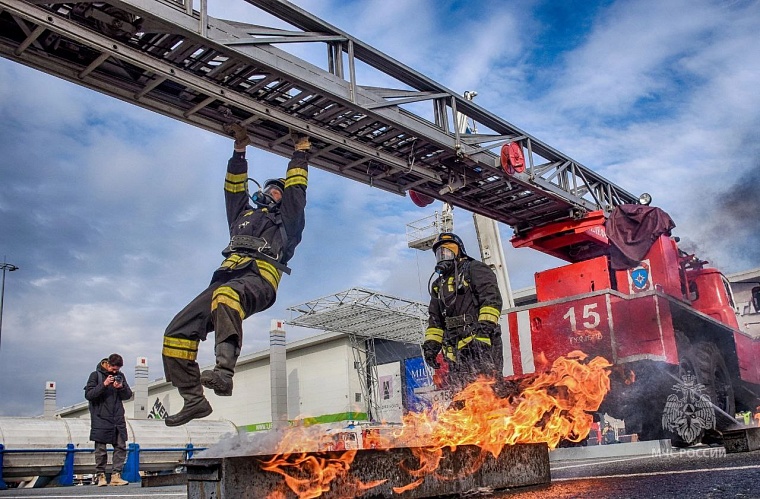 Выступления парашютистов, интерактивы и фаер-шоу: в Тобольске пройдут зрелищные соревнования пожарных