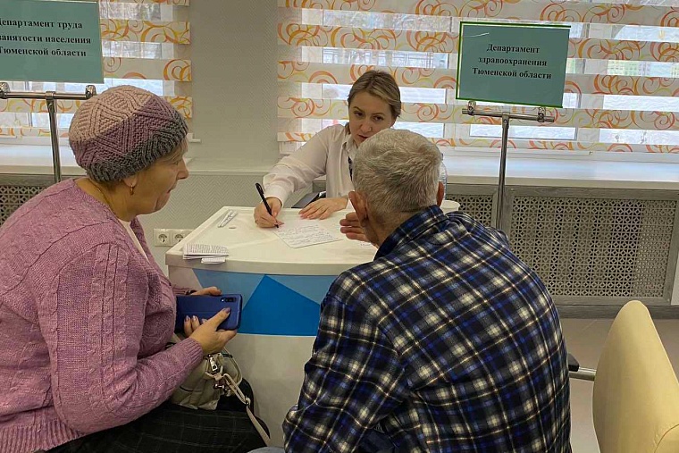 Жителей новых регионов и Украины проконсультировали в тюменском центр "Семья"