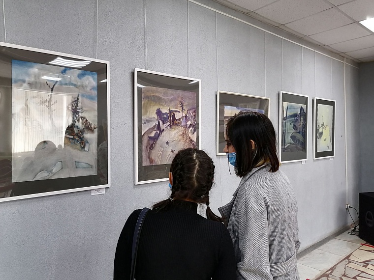 «Портреты люблю писать украдкой». В тюменском библиотечном центре открылась выставка Александра Тимкина