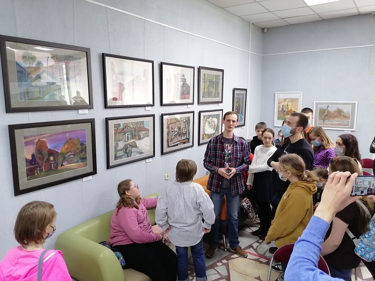 «Портреты люблю писать украдкой». В тюменском библиотечном центре открылась выставка Александра Тимкина