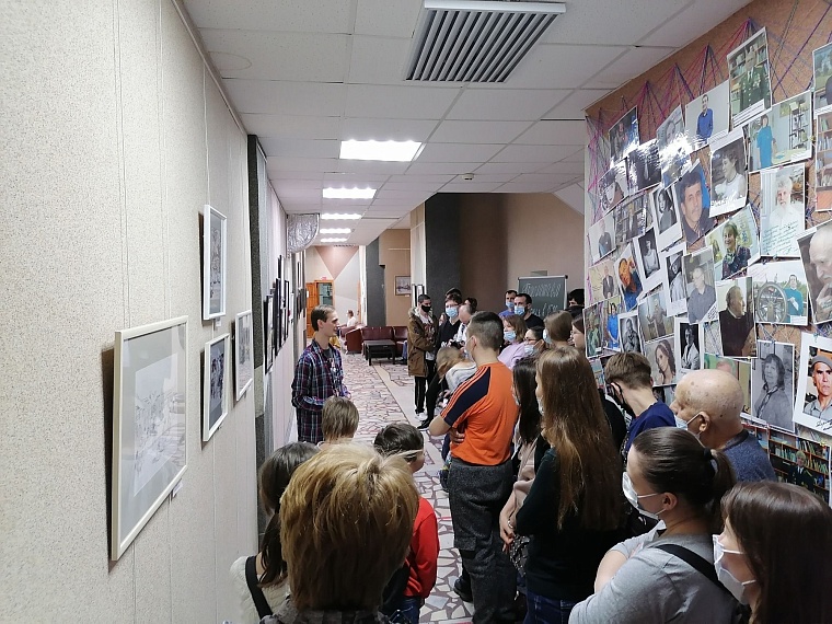 «Портреты люблю писать украдкой». В тюменском библиотечном центре открылась выставка Александра Тимкина