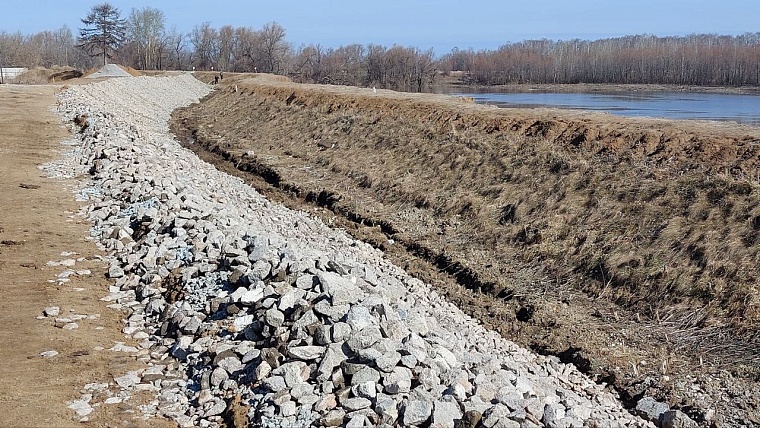В Викулово возвели дамбу высотой около двух метров