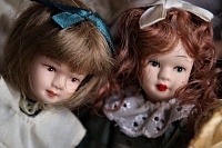 Девочек учат быть заботливыми и самостоятельными с помощью кукол