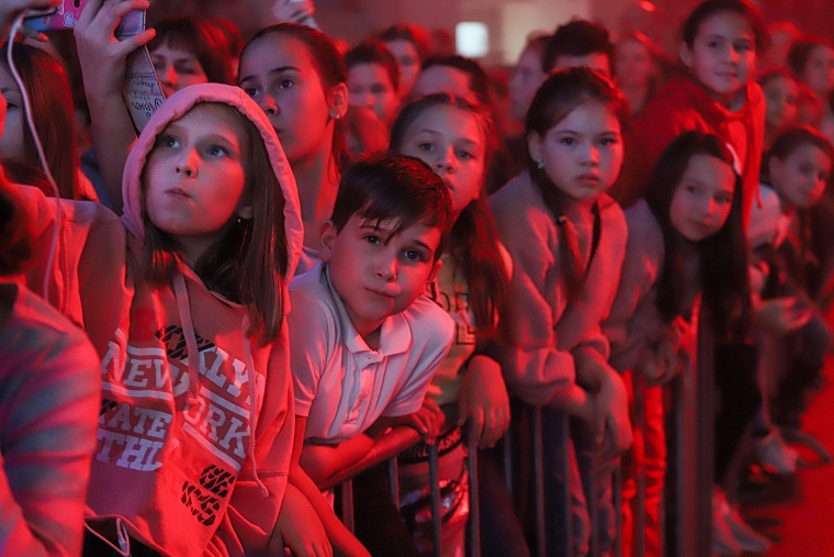 Талантливые юные тюменцы “зажгли” на одной сцене с певцами и блогерами