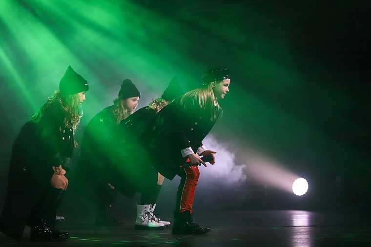 Талантливые юные тюменцы “зажгли” на одной сцене с певцами и блогерами