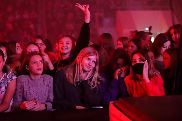 Талантливые юные тюменцы “зажгли” на одной сцене с певцами и блогерами