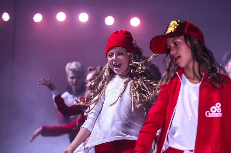 Талантливые юные тюменцы “зажгли” на одной сцене с певцами и блогерами